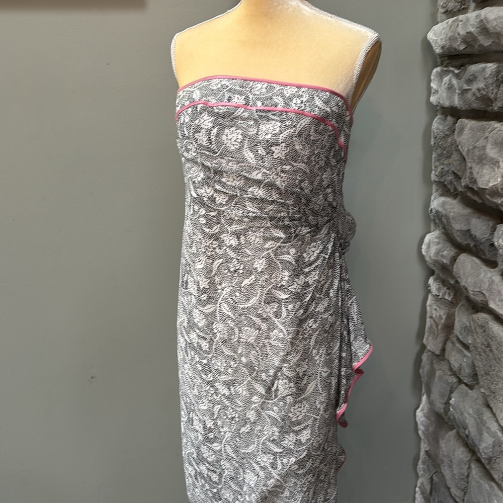 Kay Unger strapless dress, Black/white with pink piping. Size 2
